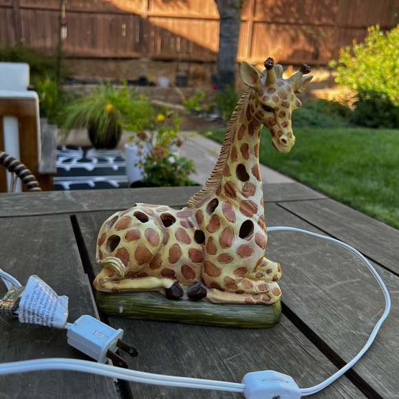 Vintage Ceramic Giraffe Small Table or Desk Lamp - Picture 5 of 16